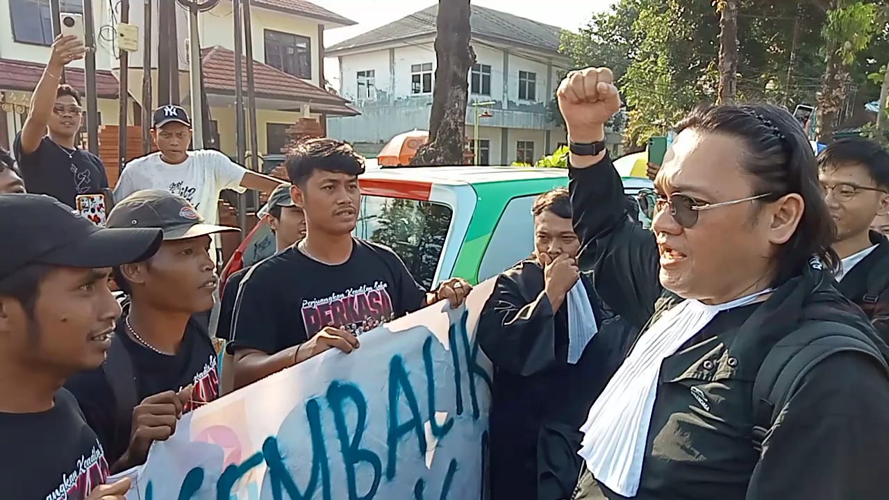 Beri Dukungan ke Saka Tatal, Warga Jalan Saladara Bentangkan Spanduk di Depan PN Cirebon 