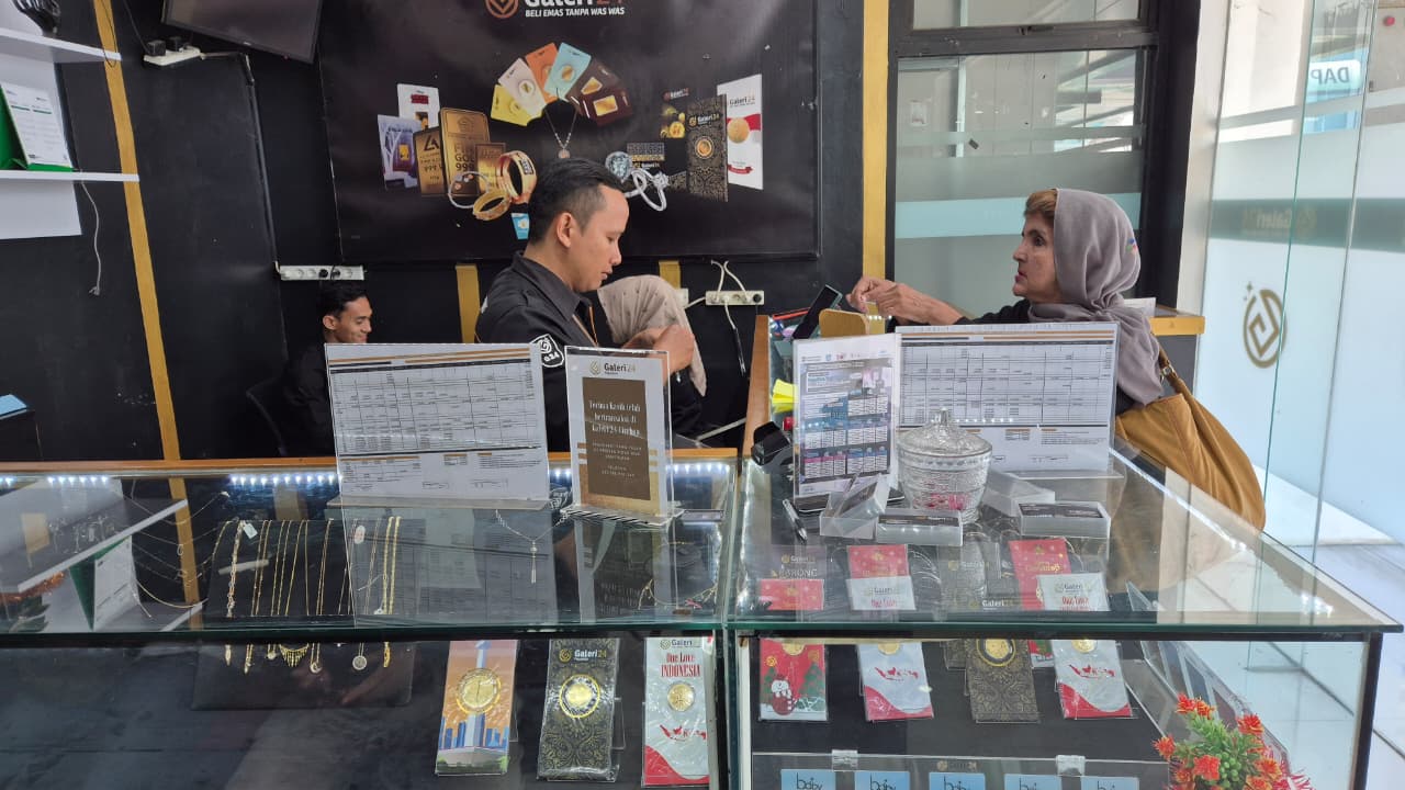 Hari ini Harga Emas Terkoreksi, Rp 2.374.000 Per Gramnya   