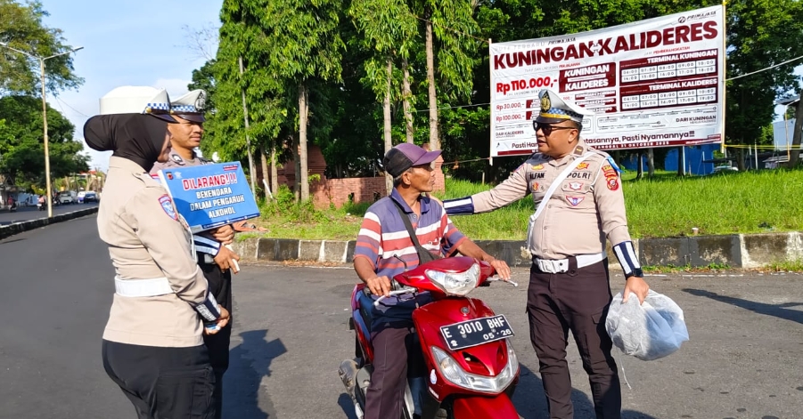 Bikin Kaget! Bukan Tilang, Tapi Polisi di Kuningan Stop Pengendara untuk Beri Hadiah