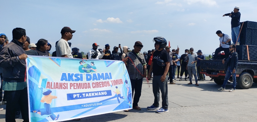 Aliansi Pemuda Cirebon Timur Lakukan Aksi Demo di Depan Pabrik Taekwang, Ini yang Mereka Tuntut 