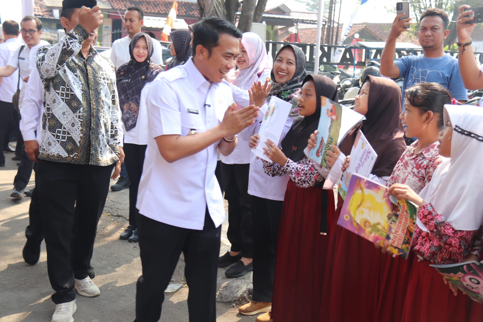 Wujudkan SDM Berkualitas, Pemkab Cirebon Resmikan Kampung Literasi Pertama di Suranenggala