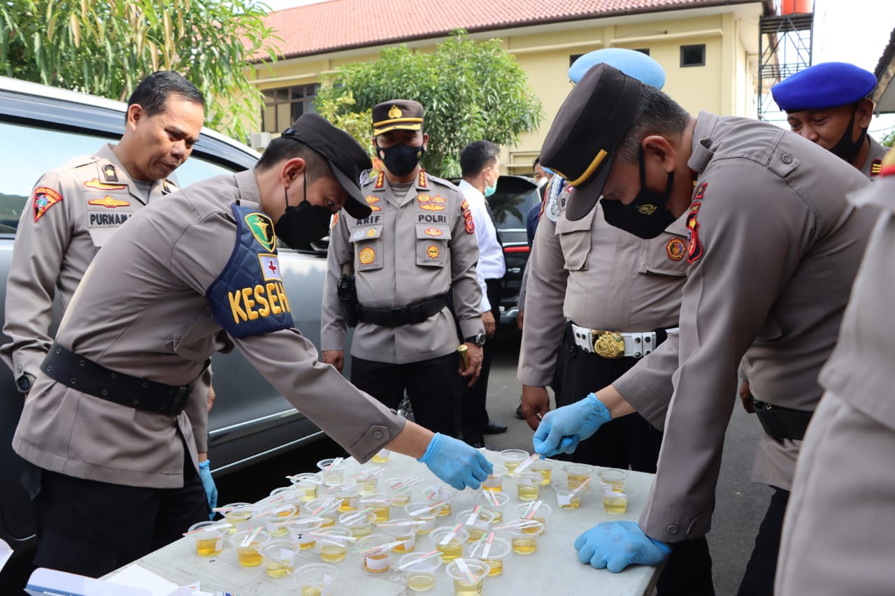 Pejabat Utama di Polresta Cirebon Tes Urine Dadakan Termasuk Kapolsek, Hasilnya Silakan Dibaca Sendiri