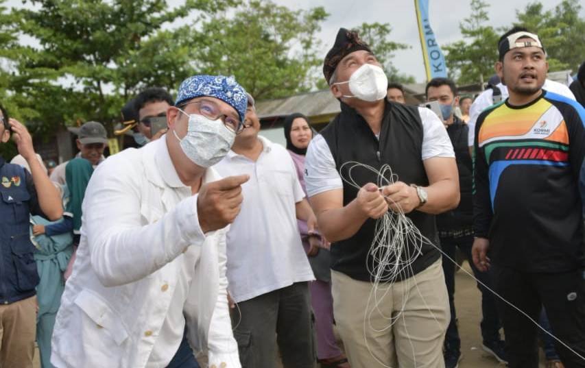 Lewat Permainan Layangan di Pantai Palangpang, Ridwan Kamil Promosikan Wisata Jabar Selatan