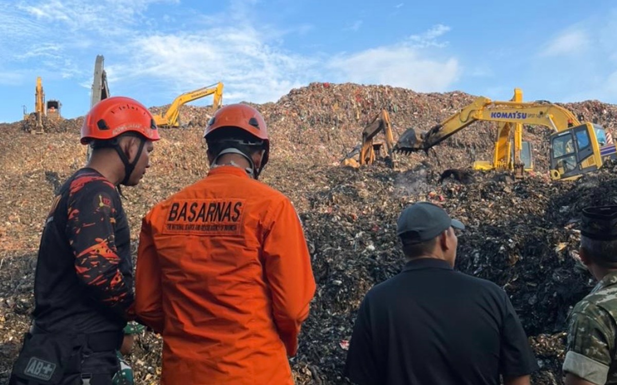 Sampah TPST Bantar Gebang Longsor, 3 Orang Tewas dan Sejumlah Truk Tertimbun