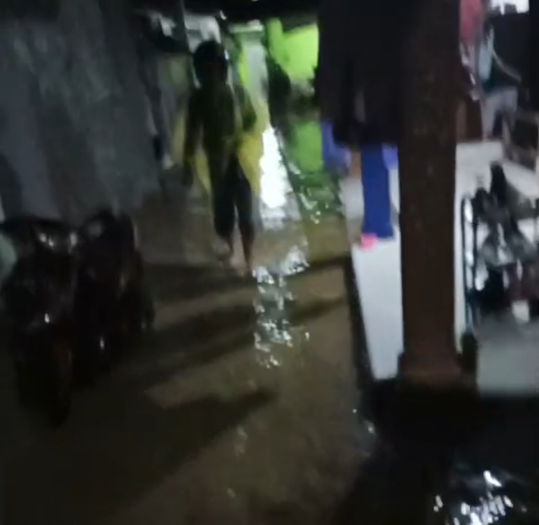 Drainase Meluap, Permukiman Warga di Kampung Sirandu Pegambiran Cirebon Kebanjiran