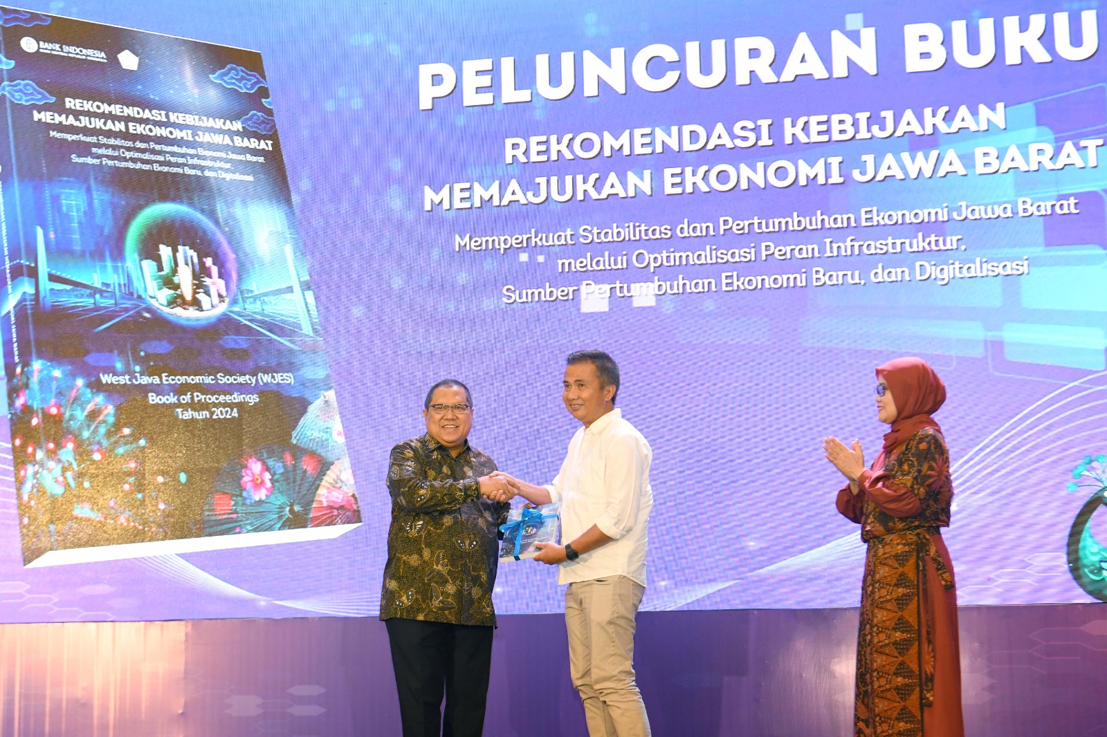 WJES 2024:  Bey Machmudin Terima Buku Putih Kebijakan Ekonomi Daerah dari BI 