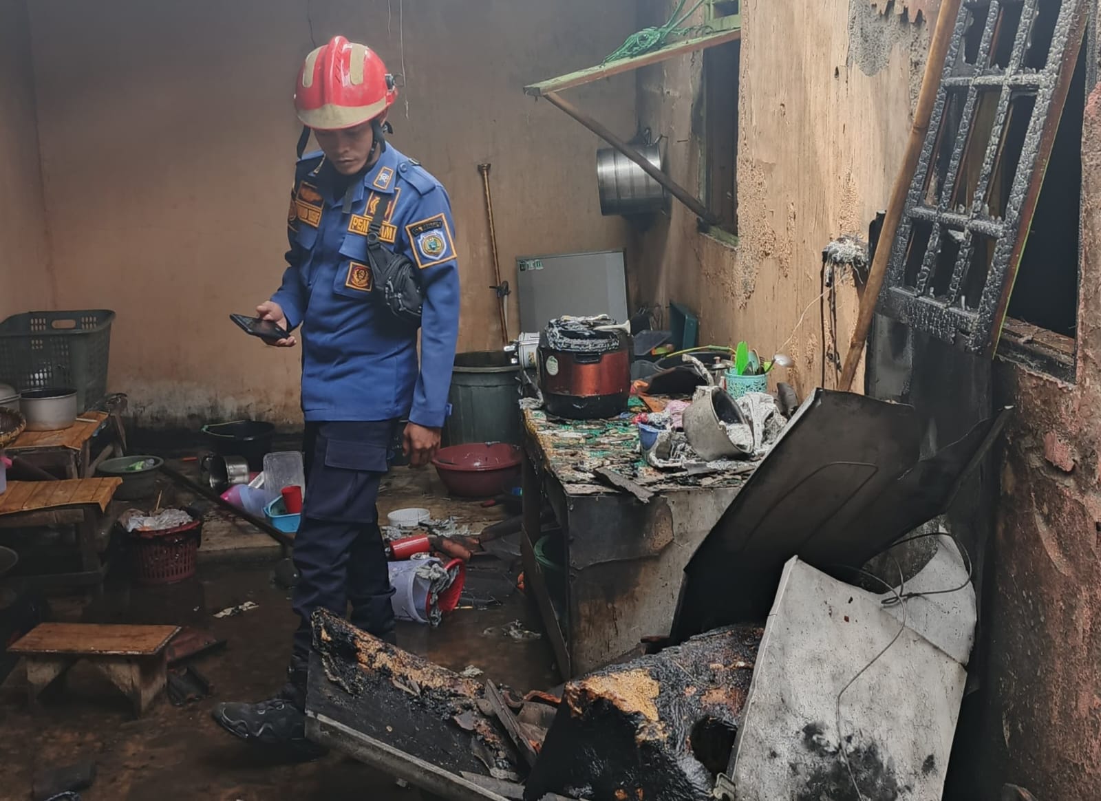 Warung Kelontong di Haurgeulis Terbakar Akibat Bensin Tersambar Api Kompor, Kerugian Capai Rp30 Juta