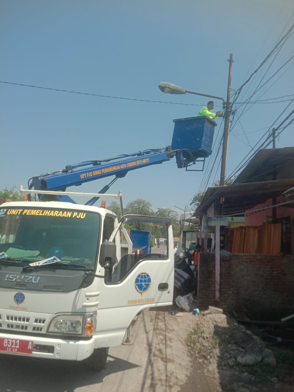 Gercep! Dishub Kota Cirebon Perbaiki Lampu PJU yang rusak di Jalan Pronggol 
