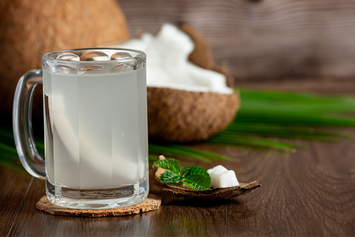 Katanya Bisa Detoks Ginjal, Benarkah? Ini 7 Hal yang Perlu Dipahami dari Air Kelapa Hijau