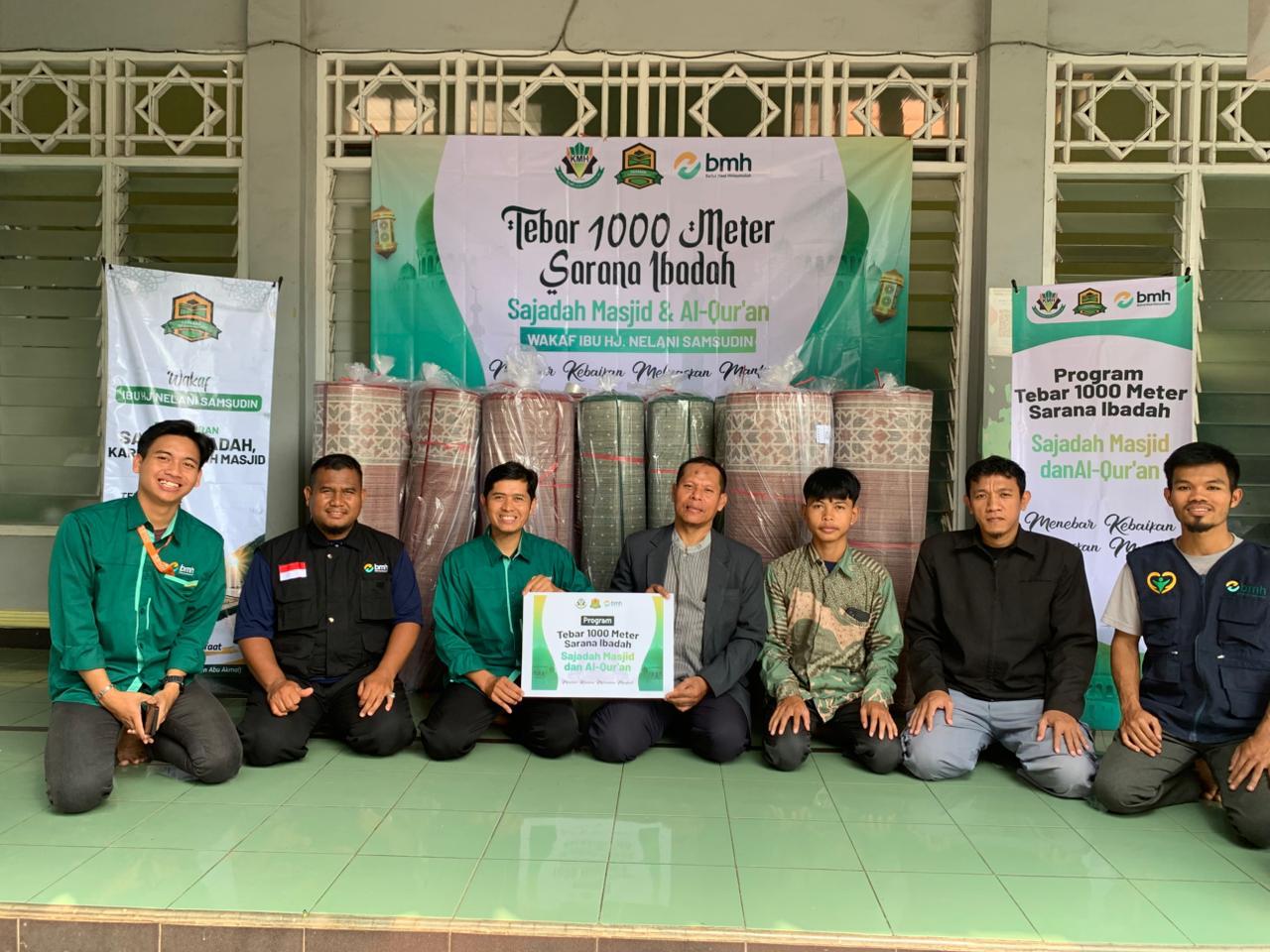 BMH Bersama ACMM Salurkan Program 1000 Sajadah untuk Masjid di Cirebon