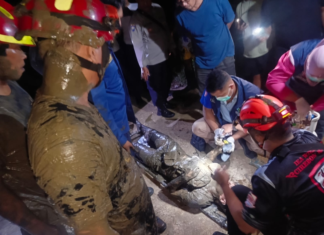 Tengah Malam, Damkar Kota Cirebon Selamatkan Pria Terjebak Lumpur di Pelabuhan Kejawanan