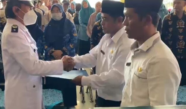 Dua Perangkat Desa Jatiseeng Dilantik, Kuwu Tekankan Amanah dan Pelayanan