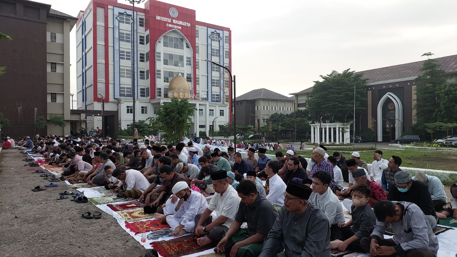 Usai Sholat Idul Fitri, Warga Berebut Foto di Kampus UMC yang Instagrammable 