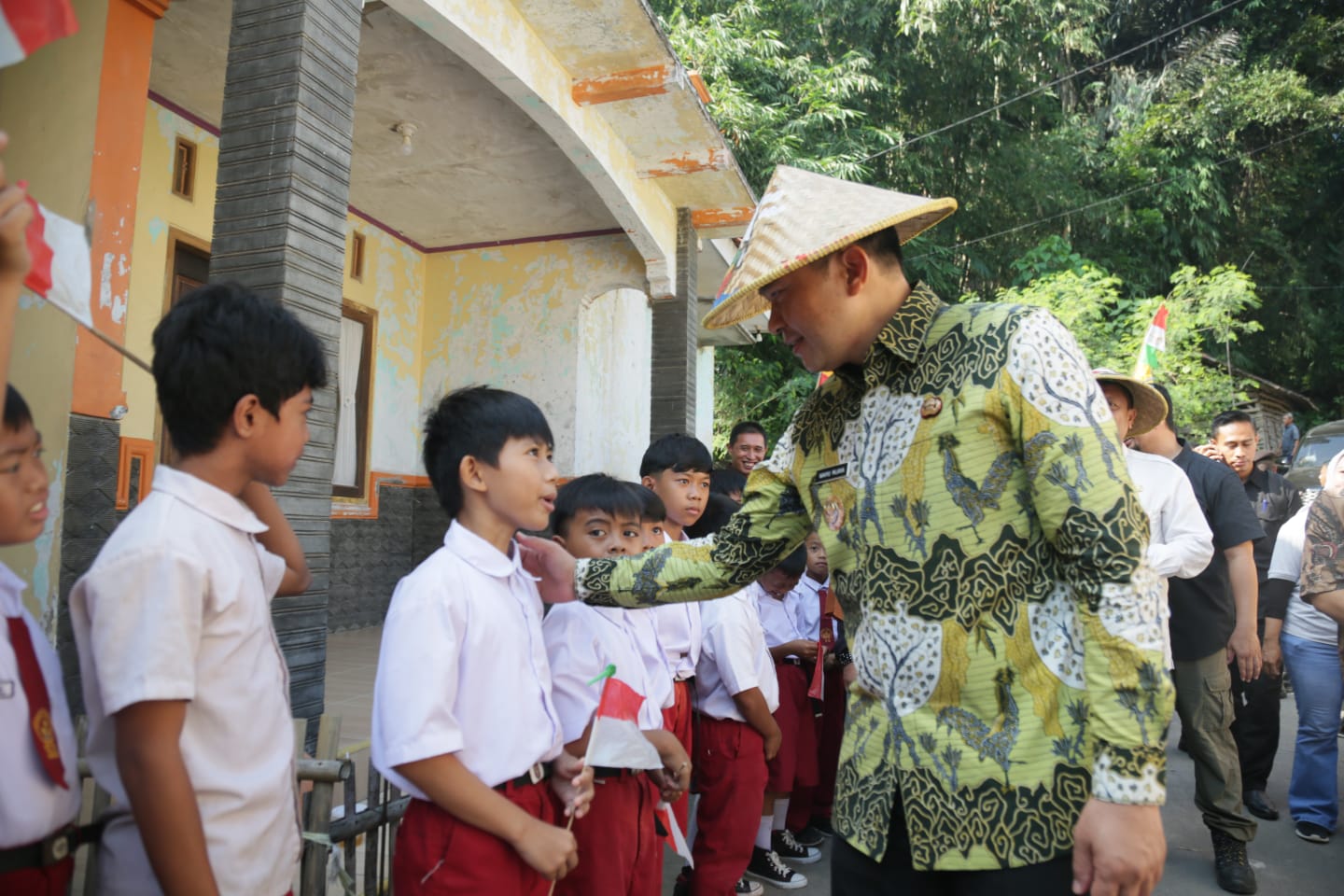 Berkunjung ke SDN 3 Cipanas Dukupuntang, Pj Bupati Cirebon Berikan Ini Kepada Guru dan Siswa 