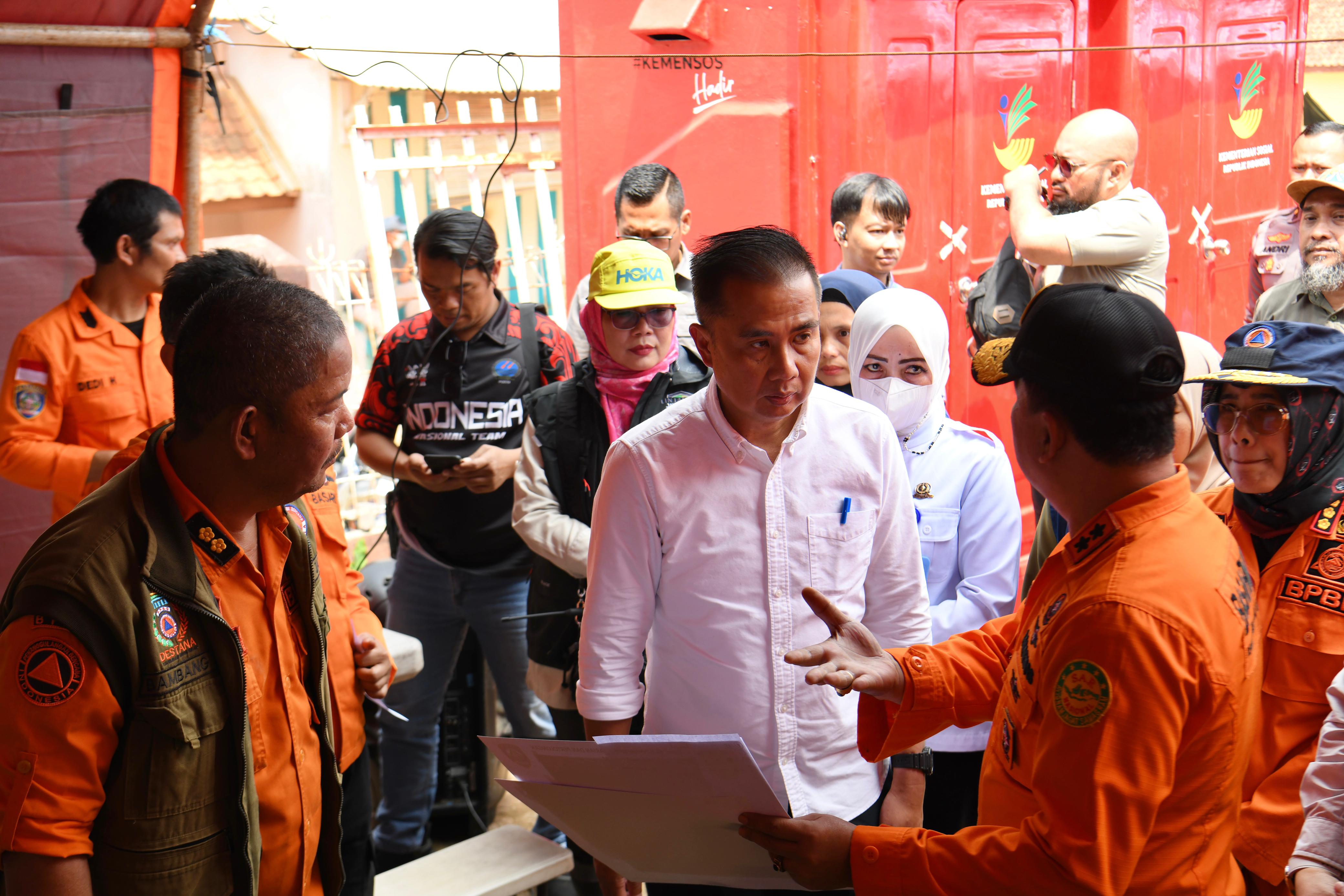 Bey Machmudin Tinjau Lokasi Banjir Bandang dan Longsor di Cipongkor, Tim Temukan 3 Jenazah