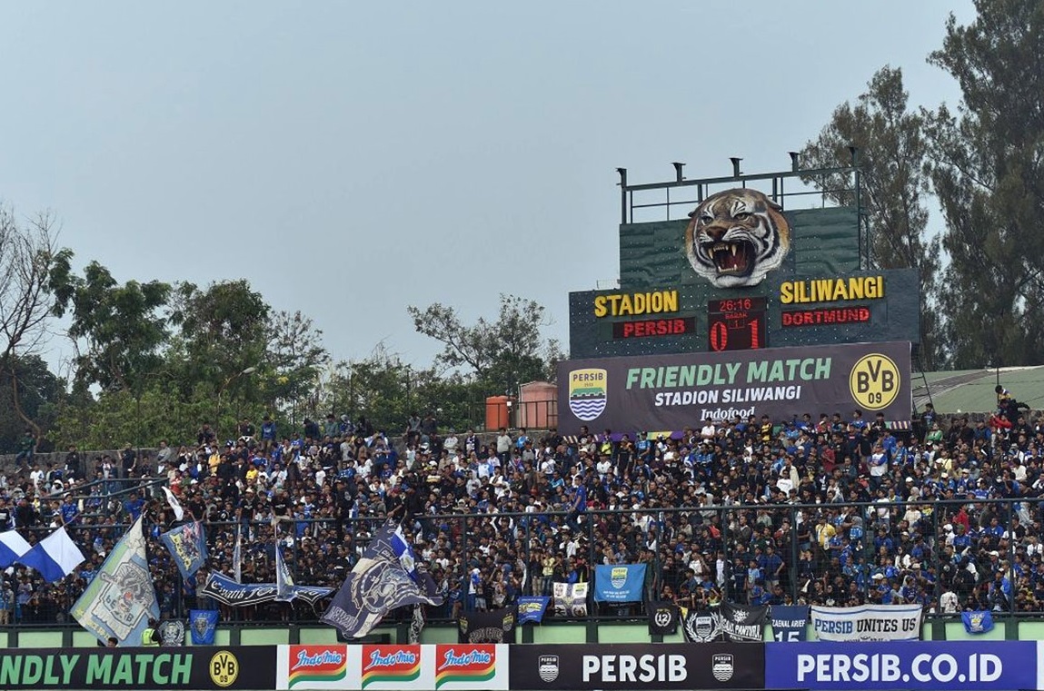 Dortmund Legend Terkesan dengan Bobotoh Persib di Siliwangi, Akui Persib Legend Menyulitkan