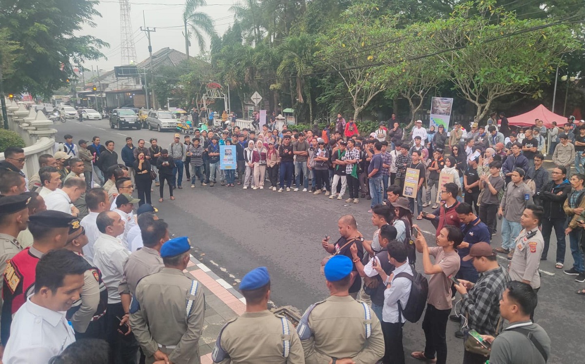 Bupati Dian Temui Massa ‘Ciremai Memanggil’, Tegaskan Komitmen Selamatkan Gunung Ciremai