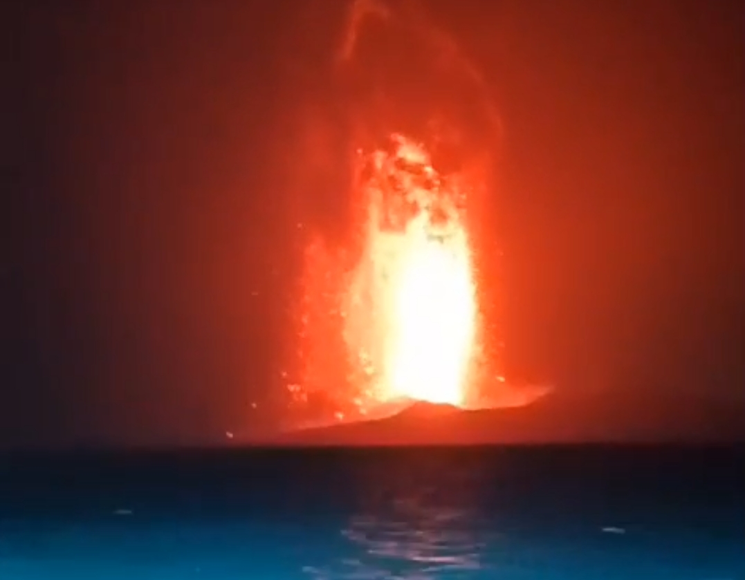 Gunung Anak Krakatau Erupsi, Hujan Abu Vulkanik Menyelimuti Bandar Lampung