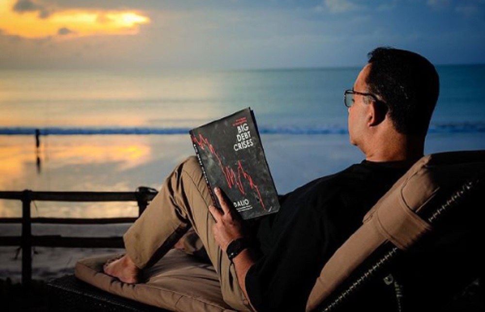 Posting Baca Buku Big Debt Crises Alias 'Krisis Utang', Anies Baswedan Sedang Menyindir Siapa?