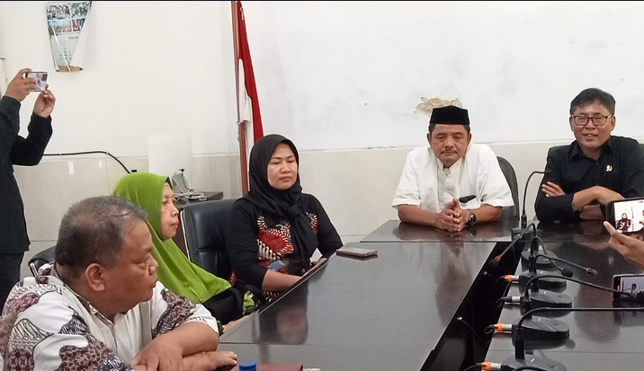 Track Record Guru SMK Telkom Cirebon, Dapat SP3 Setelah Komentari Postingan Ridwan Kamil