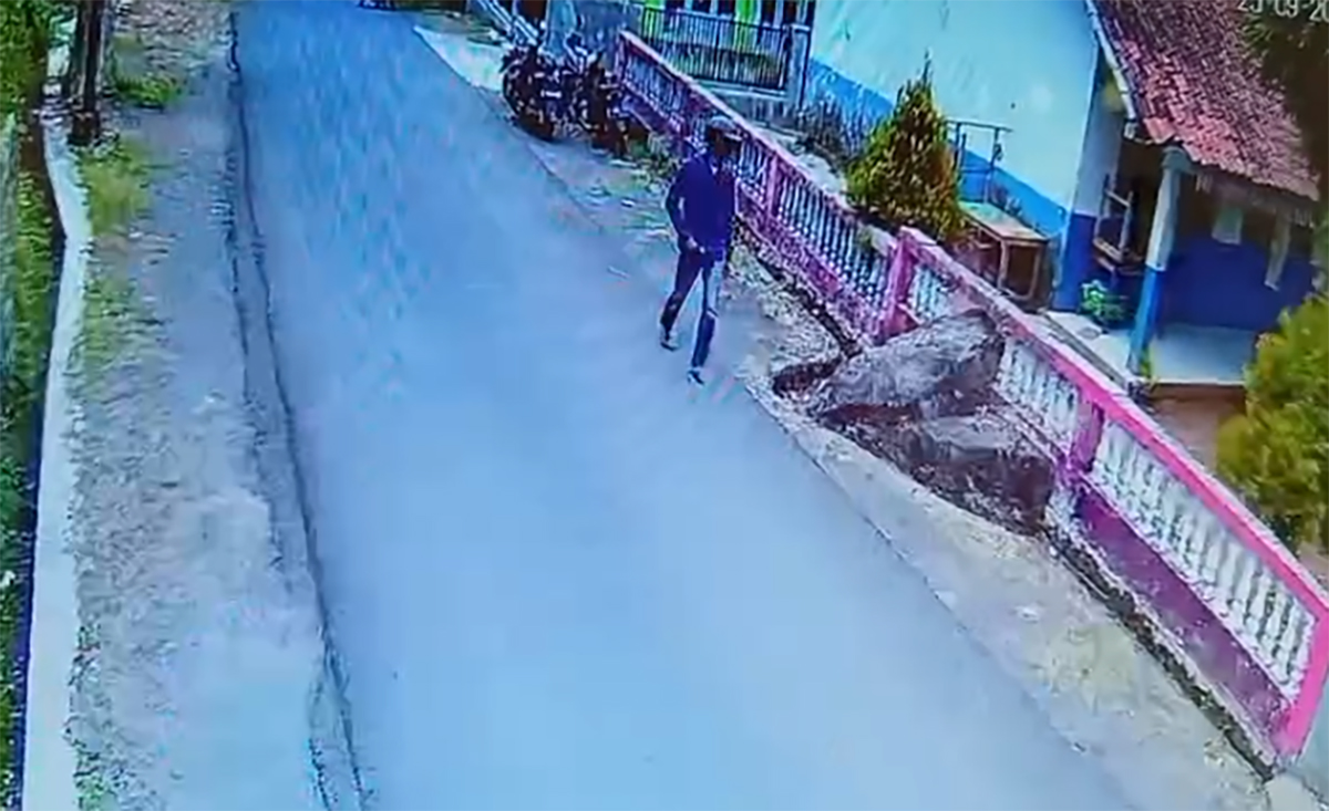 Aksi Pencurian Sepeda Motor di Seda, Kuningan, Pelaku Beraksi di Siang Bolong