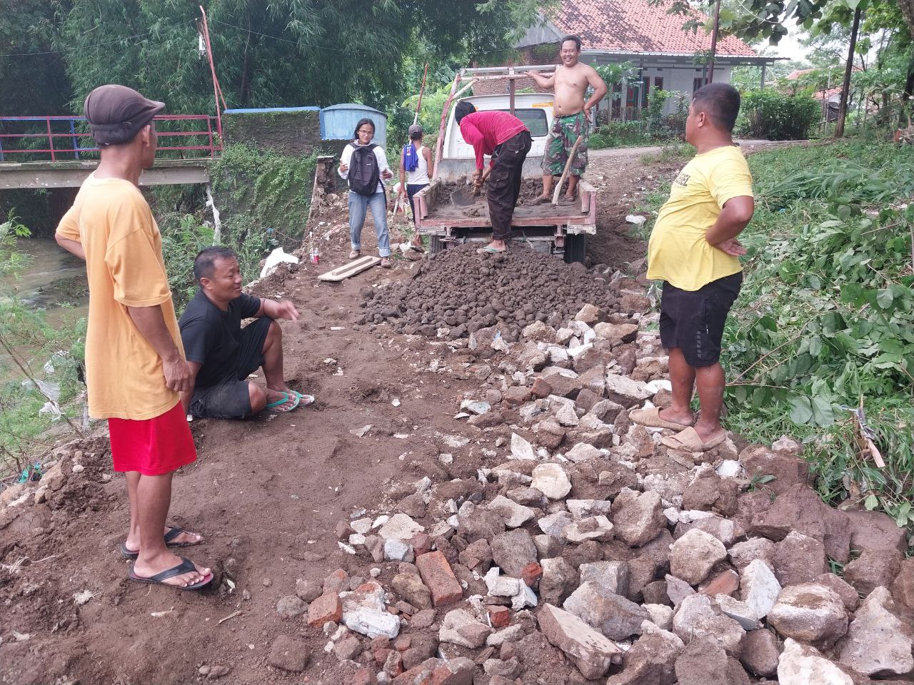 Warga Kalijaga Swadaya Bangun Jalan Bantaran Sungai Gagareto Sejak 2017, Harap Perhatian Pemkot Cirebon