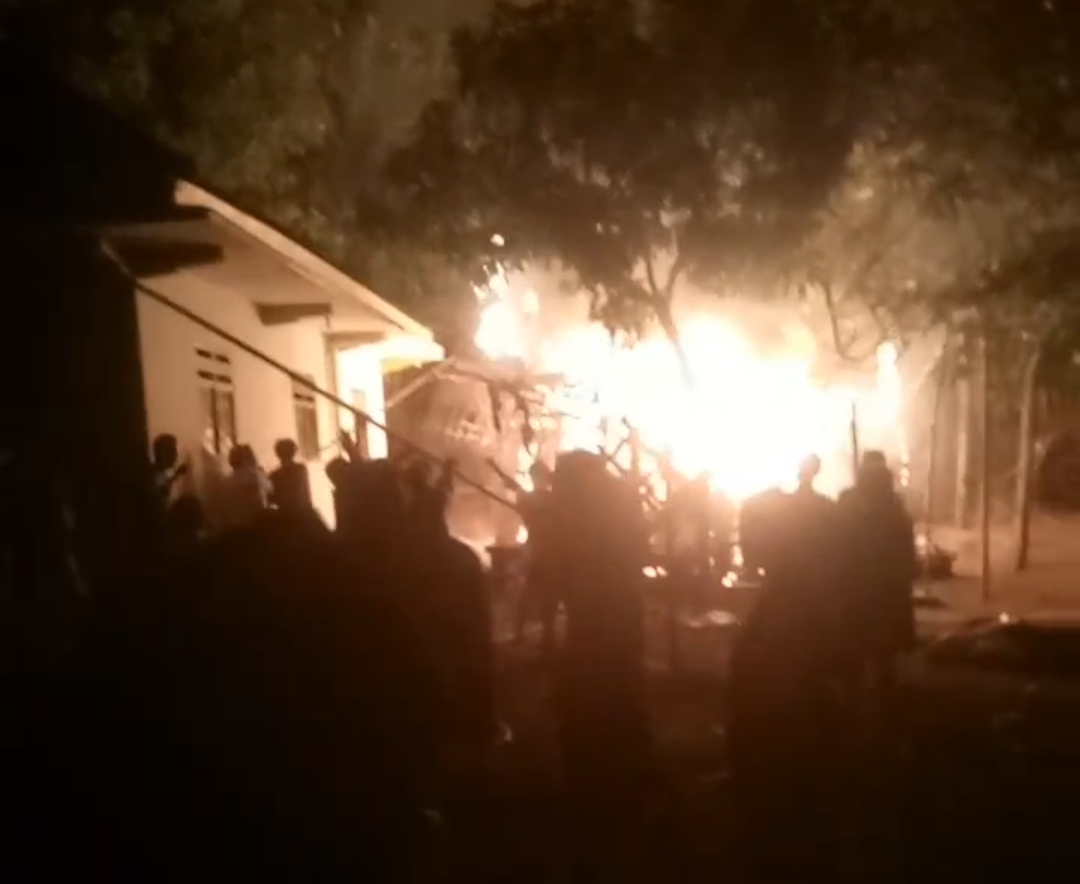 BREAKING NEWS! Kebakaran Rumah Terjadi di Desa Winduhaji Sedong Cirebon, Warga Berusaha Padamkan Api