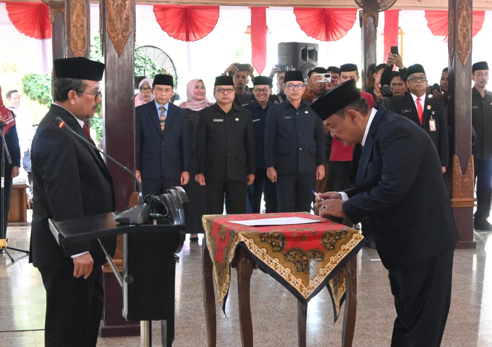 Lantik Hendra Nirmala Jadi Sekda, Bupati  Imron Minta Permudah Layanan Publik