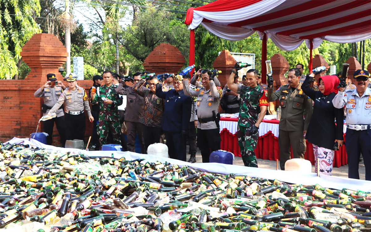 Polresta Cirebon Musnahkan Ribuan Botol Miras Jelang Operasi Lilin Lodaya, Termasuk Ciu dan Obat Keras
