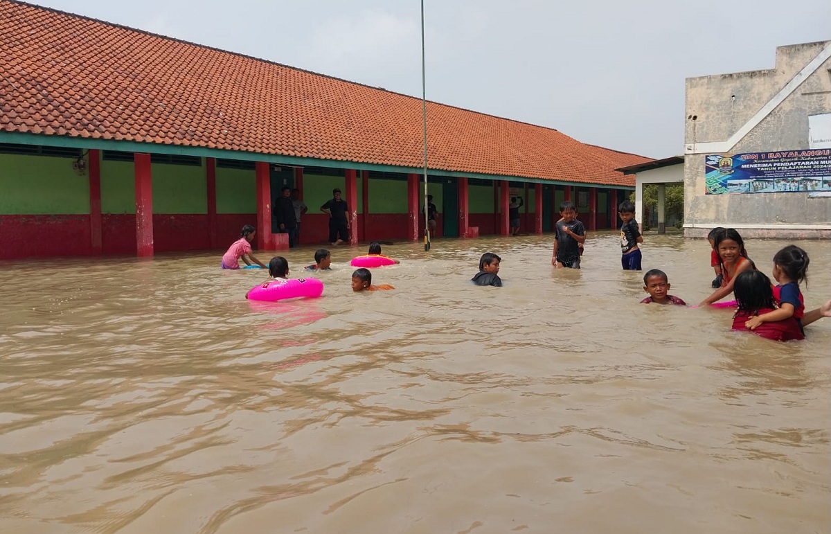 Banjir di Cirebon Rendam 8 Ruangan Sekolah Dasar, Siswa Asyik Main Air, Begini Harapan Kepala Sekolah   