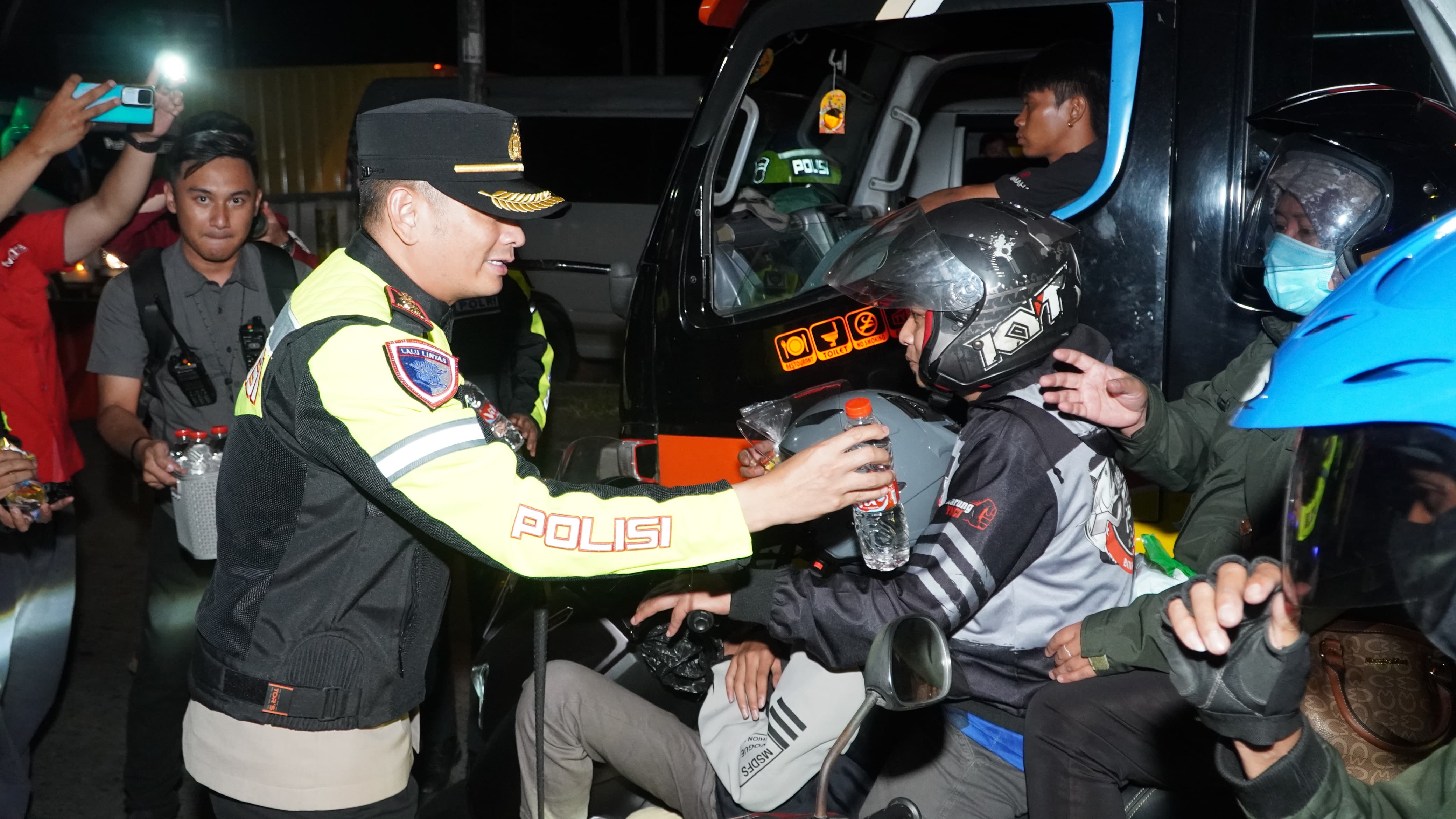 Cegah Pemudik Mengantuk, Kapolres Cirebon Kota Bagikan Permen dan Air Mineral di Jalur Pantura