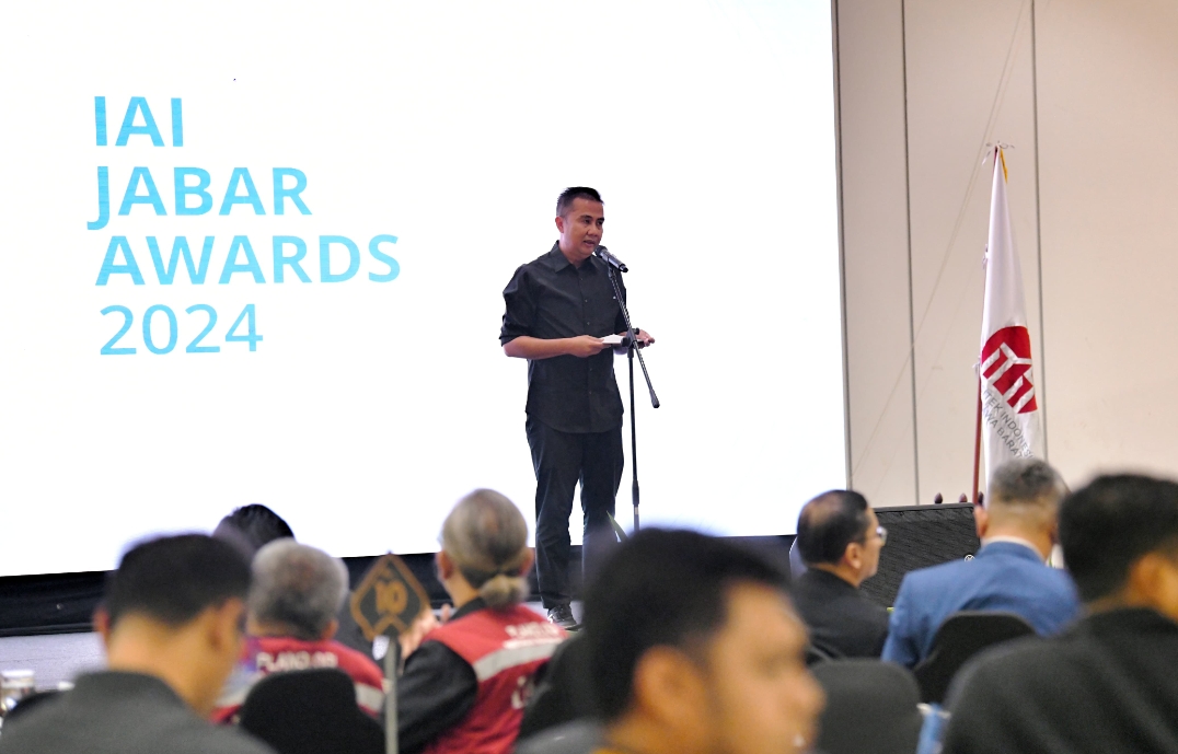 Hadiri Malam Penganugerahan AIA Jabar Award 2024, Pj Gubernur Ajak Arsitek Kembangkan Desain Ramah Lingkungan