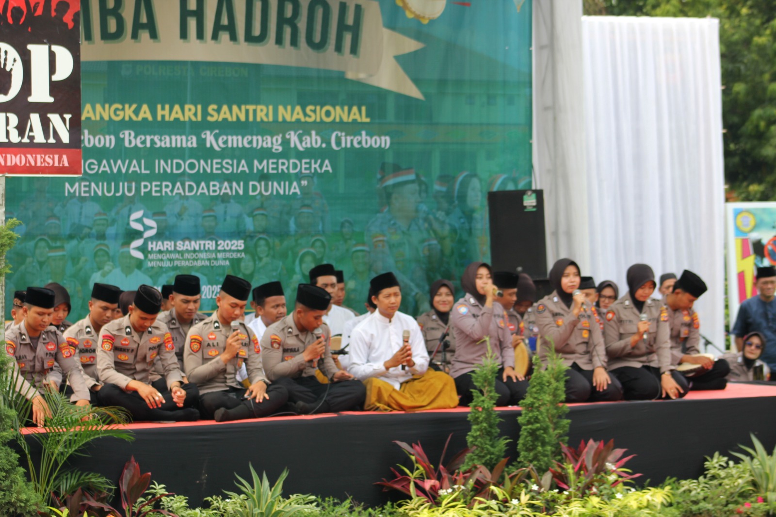 Peringati Hari Santri Nasional 2025, Polwan Polresta Cirebon Ikut Lomba Hadroh 