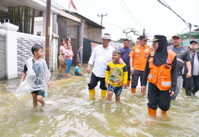 Pemdaprov Salurkan Bantuan bagi Korban Banjir Bandung Selatan