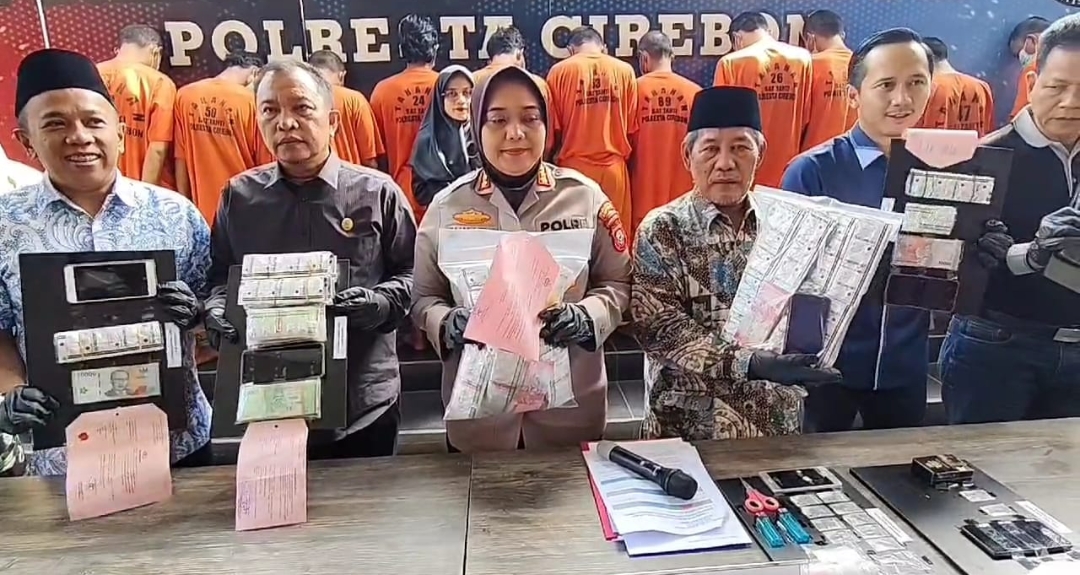 Belasan Tersangka Ditangkap, Polresta Cirebon Ungkap Kasus Narkoba dan Miras