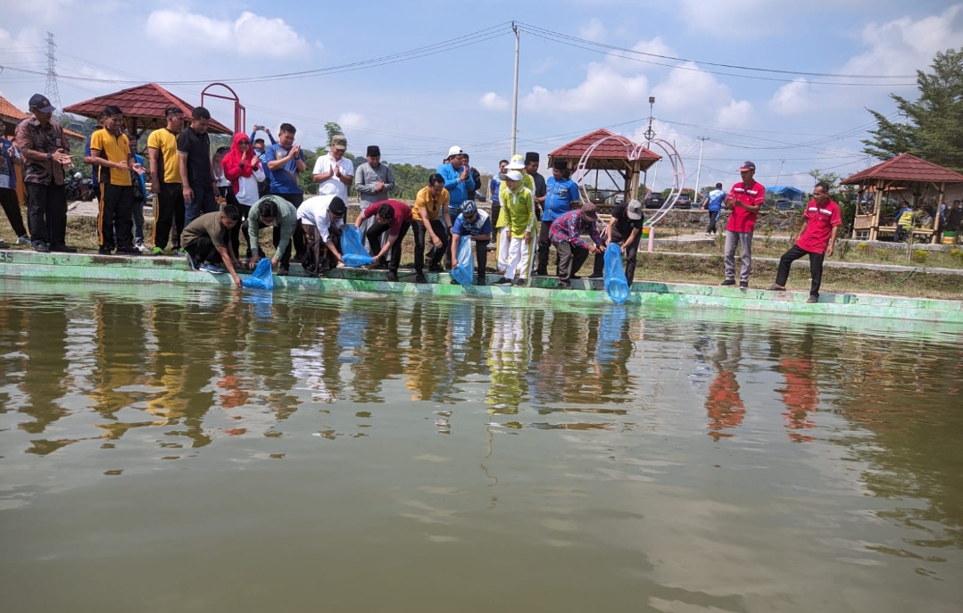 Peringati HUT ke-80 Kejaksaan, Kejari Kabupaten Cirebon Tanam Ribuan Pohon dan Benih Ikan 