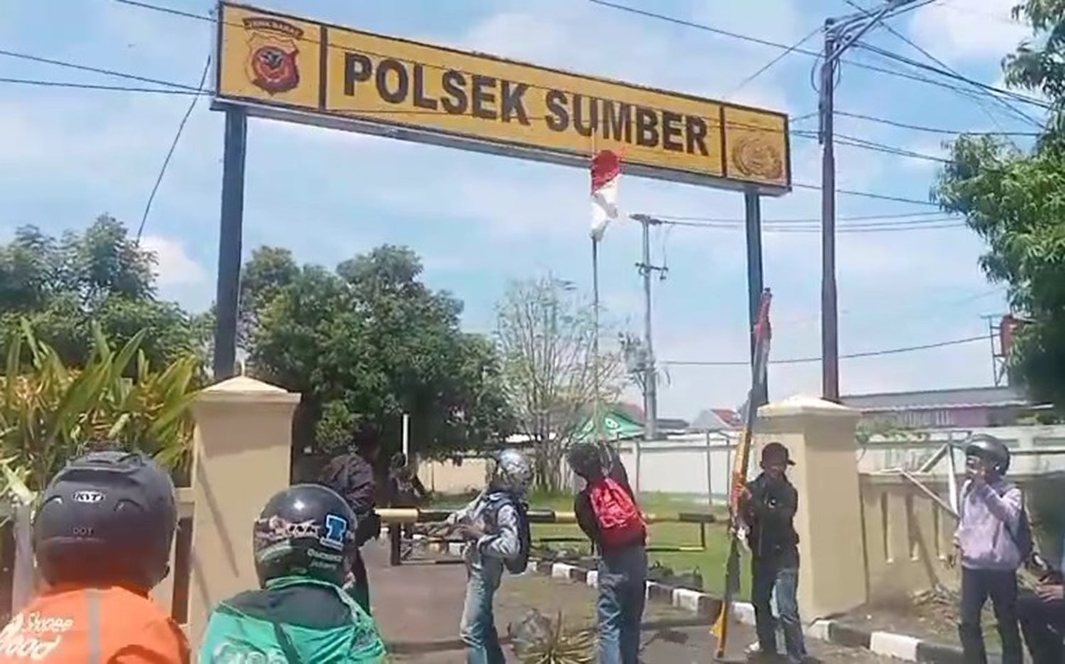 Markas Polsek Sumber Dirusak Massa Unjuk Rasa