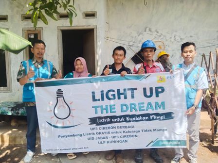 Hadir untuk Indonesia, PLN UP3 Cirebon Beri Sambungan Listrik Gratis Bagi 51 Keluarga Kurang Mampu