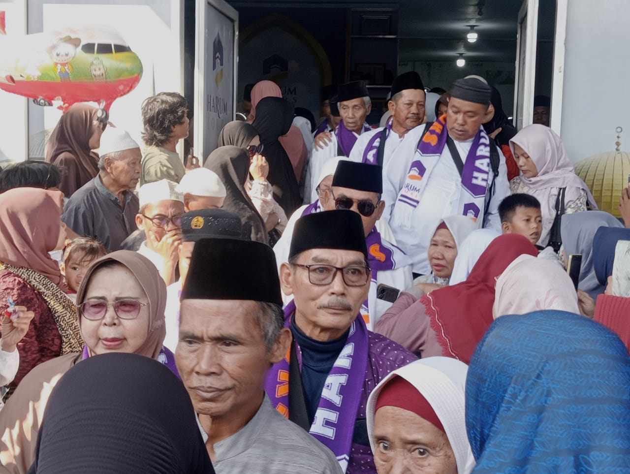 37 Jamaah Harum Tours Berangkat Umrah, Dilepas di Patrol Indramayu