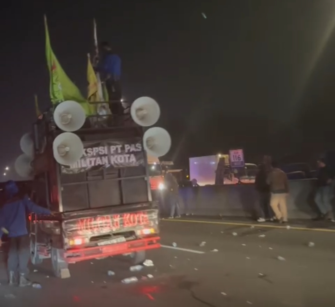 Jalan Tol Cipularang Lumpuh Akibat Aksi Demo Buruh Tuntut Revisi UMK 