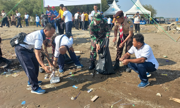 Pelopori Jaga Kebersihan Laut, Lanal Cirebon Gelar Program Laut Bersih