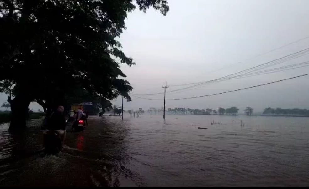 Banjir di Cirebon Pagi Ini Kamis 16 Januari 2025, Sungai Meluap Menutup Jalan Raya