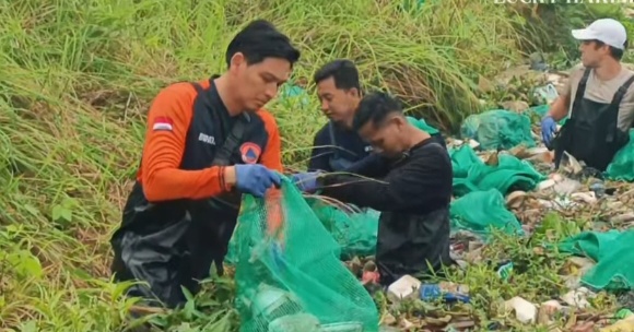 Langkah Nyata Bupati Lucky Hakim Jaga Lingkungan, Turun Langsung Angkat Sampah Sungai