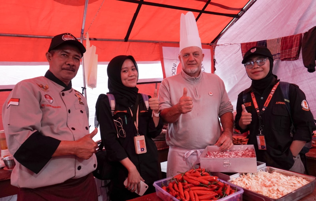 Chef Prancis Turun ke Dapur Bencana Longsor Pasirlangu, Masak Menu Sunda untuk Warga