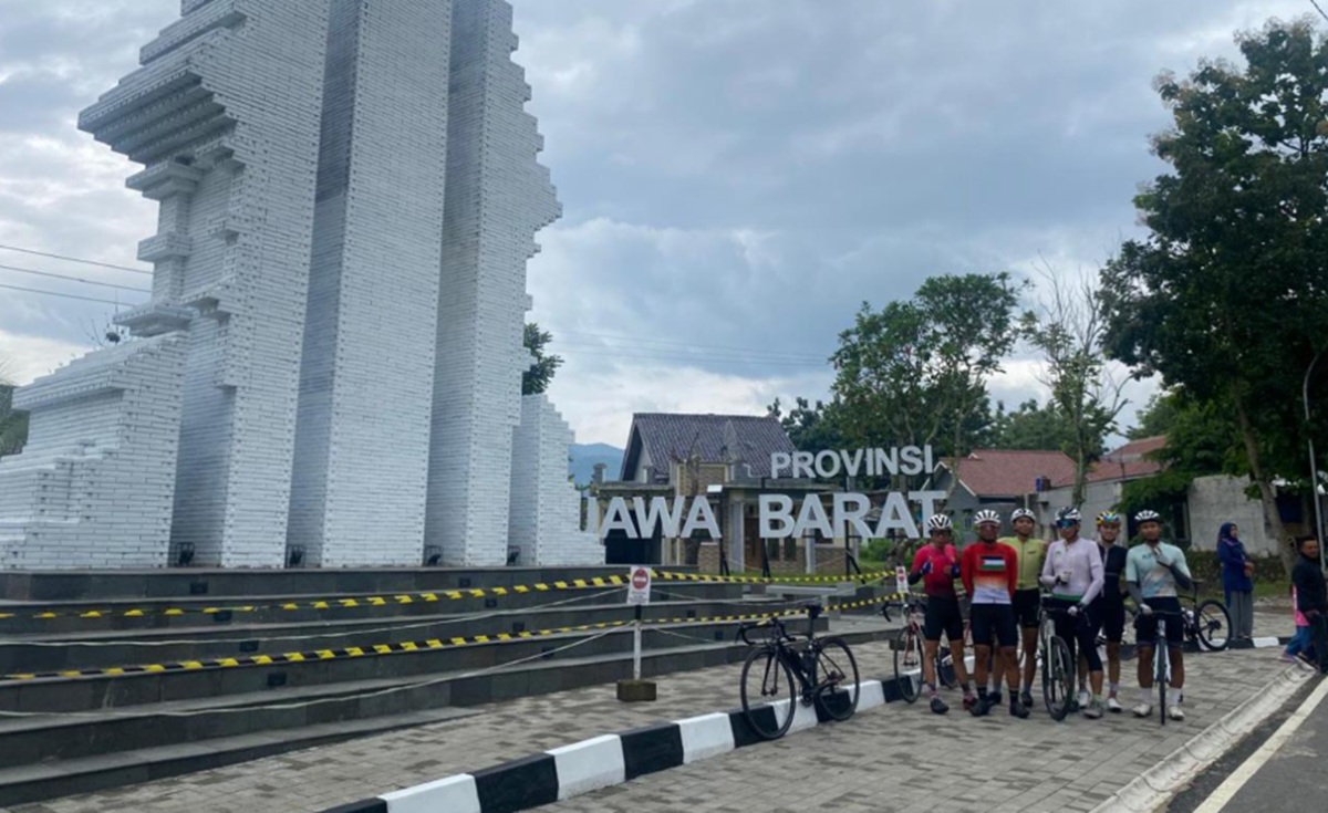 Susuri Jalan Mulus KDM, Lihat dari Dekat Tugu Perbatasan Jabar - Jateng di Cibingbin