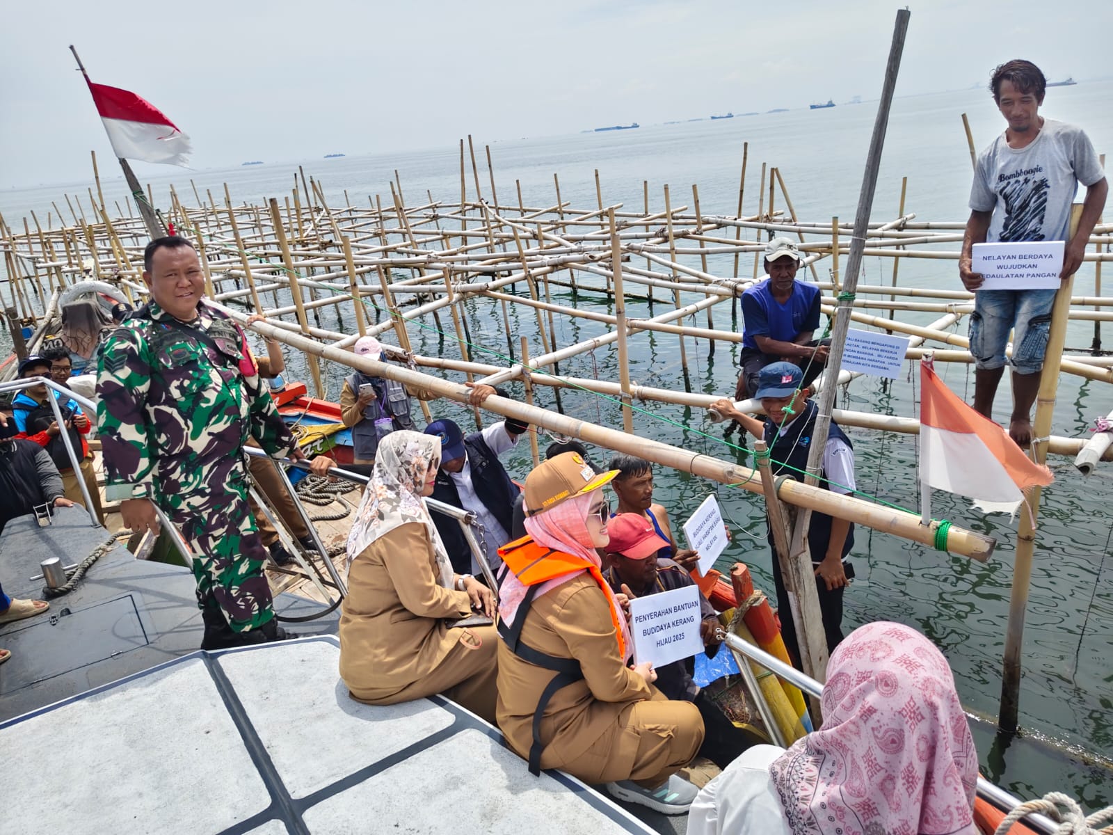 Babinsa Panjunan Dampingi Wakil Walikota Cirebon Tinjau Budidaya Kerang Hijau