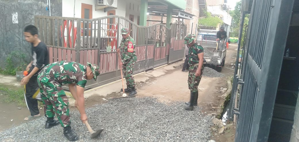 Personel Kodim 0614/Kota Cirebon Laksanakan Pengerasan dan Pengaspalan Jalan pada Program BSMSS 2025