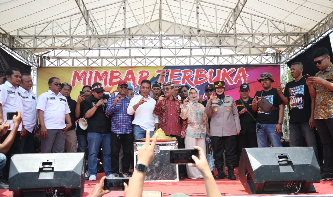 Aksi Unjuk Rasa Jalan Rusak Jilid II, Bupati dan Wakil Ketua DPRD Janjikan Perbaikan Tahun Ini