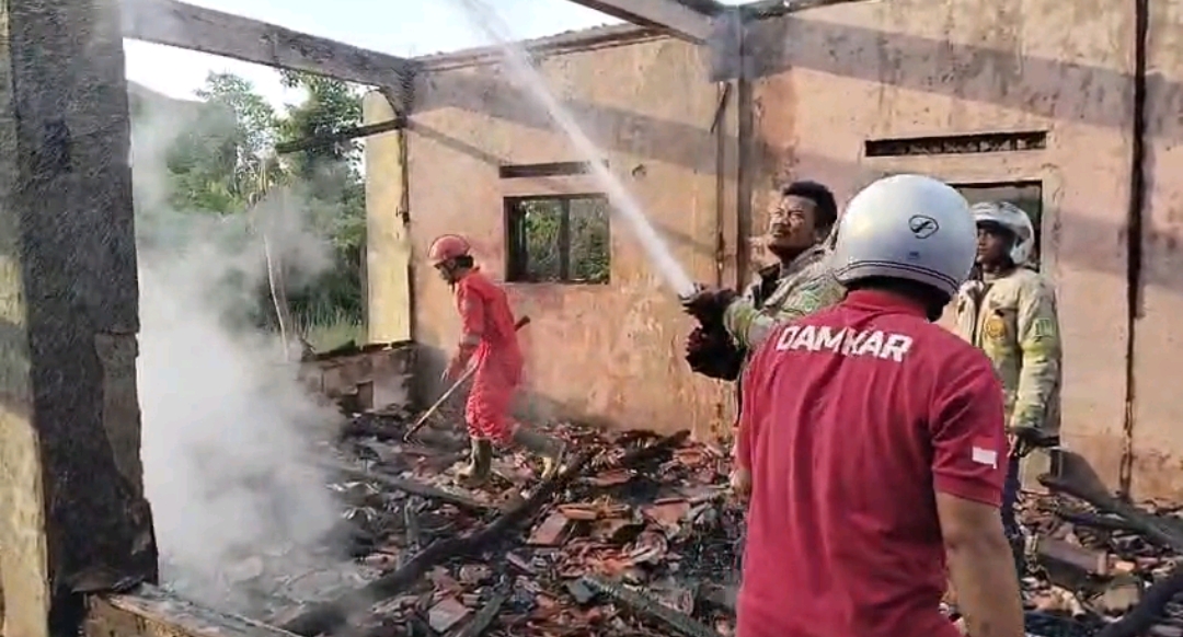 Kebakaran Hebat di Losarang Indramayu Diduga Ulah ODGJ, Rumah Ludes Dilalap Api