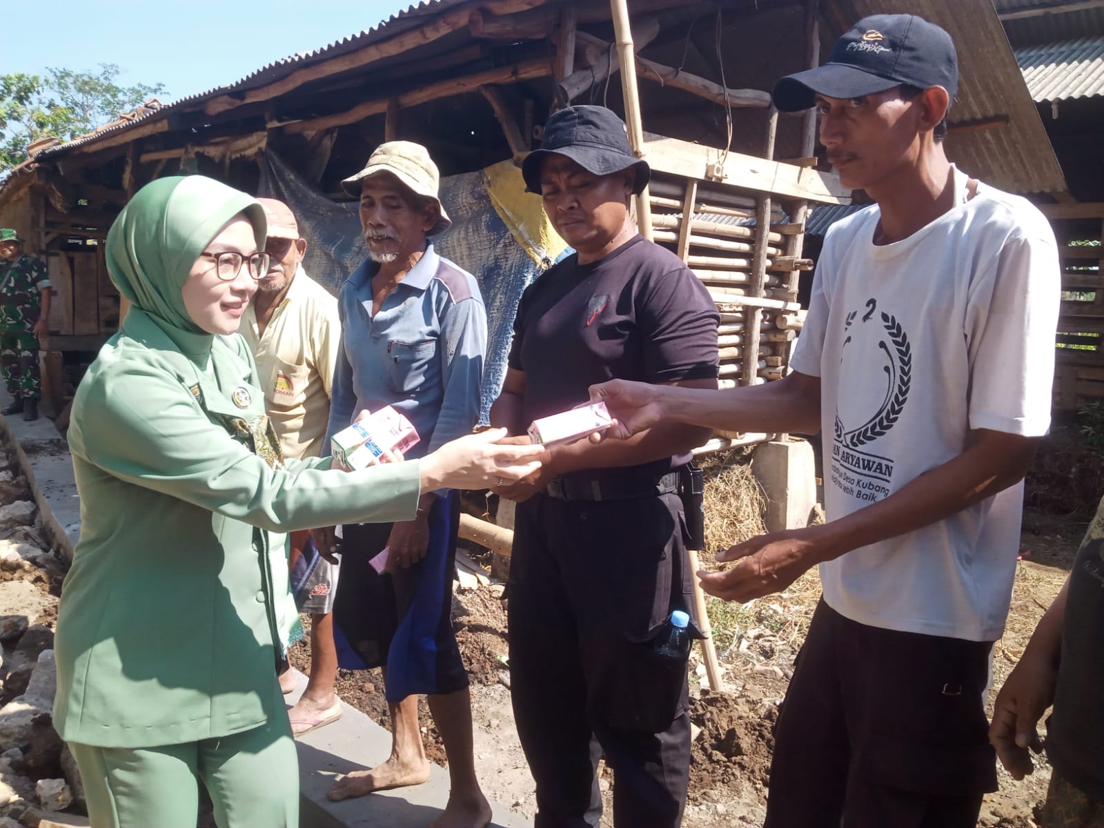 Masyarakat dan Satgas TMMD di Desa Kubang, Diberi Suplemen untuk Kesehatan dan Stamina